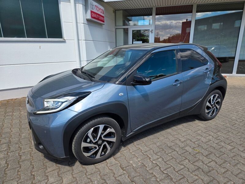 Grau Gebraucht 2024 Toyota Aygo Pulse Kleinwagen | 18.536 € (Etwas zu teuer) - Bild 1/4