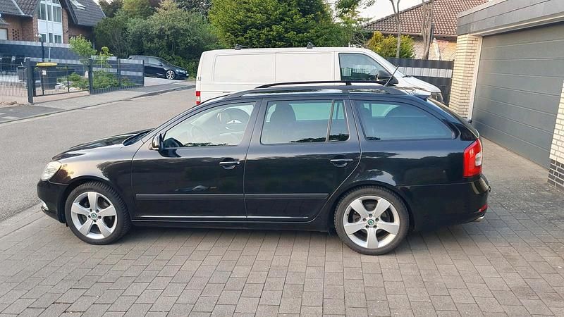Schwarz Gebraucht 2012 Skoda Octavia Kombi | 5.799 € (Teuer) - Bild 1/4