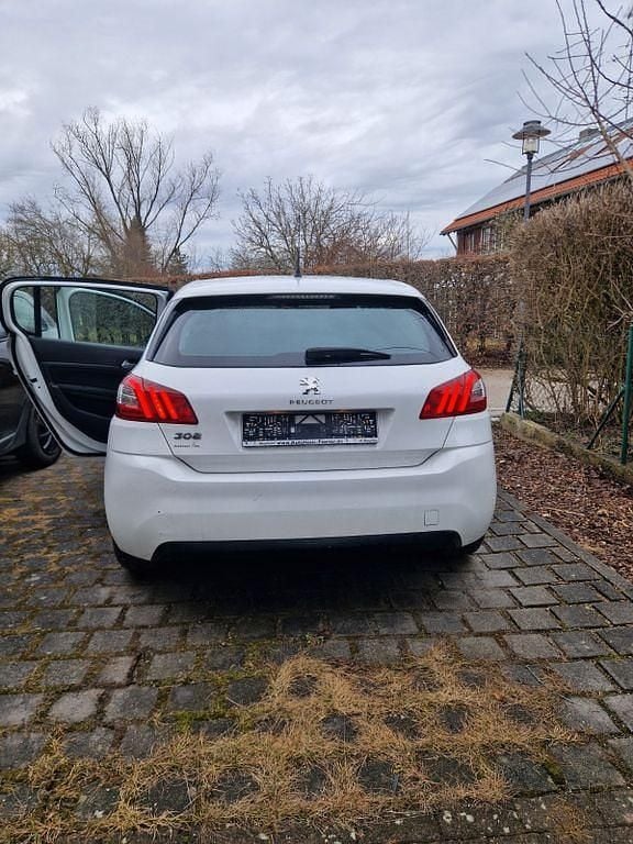 Gebraucht Peugeot 308 Access 82 PS (60 kW) 2015 Weiß Limousine