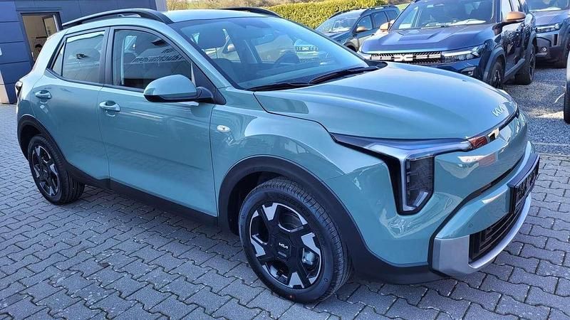 Neu Kia Stonic 101 PS (74 kW) 2026 Grün SUV