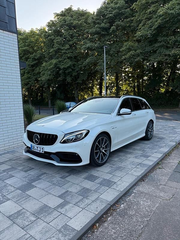 Weiß Gebraucht 2017 Mercedes C63 AMG AMG Kombi | 40.900 € (Fairer Preis) - Bild 1/4
