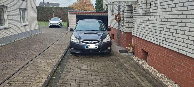 Grau Gebraucht 2011 Subaru Legacy Trend Kombi | 3.500 € (Fairer Preis) - Bild 1/4