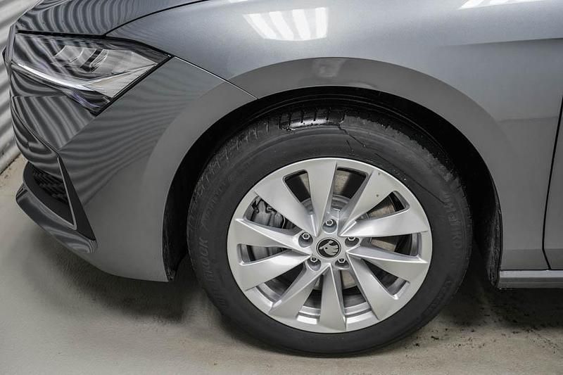 Neu Skoda Superb Selection 193 PS (141 kW) 2025 Graphite grau metallic (5x) Kombi