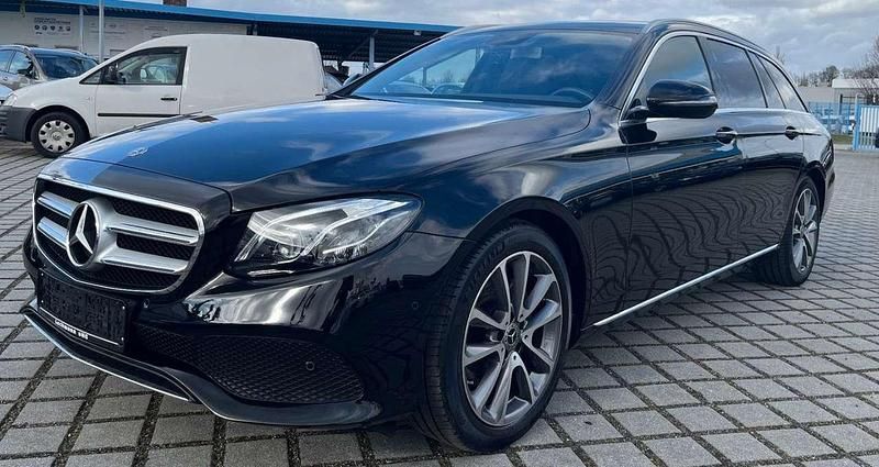 Gebraucht Mercedes E200 Avantgarde 184 PS (135 kW) 2017 Obsidianschwarz Kombi