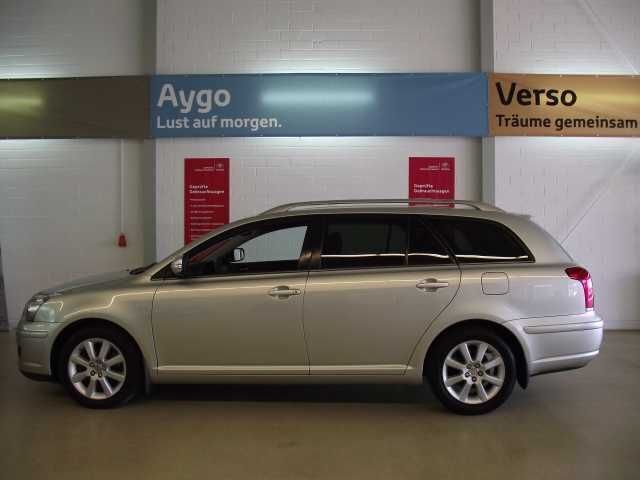 Gebraucht Toyota Avensis Executive 126 PS (92 kW) 2006 Silber metallic Kombi