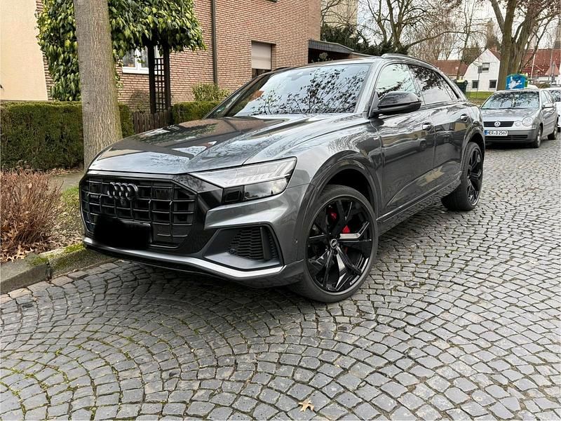 Grau Gebraucht 2019 Audi Q8 Design SUV | 57.900 € (Fairer Preis) - Bild 1/4