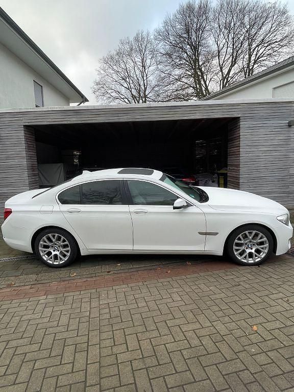 Weiß Gebraucht 2013 BMW 730 Limousine | 14.750 € (Fairer Preis) - Bild 1/4