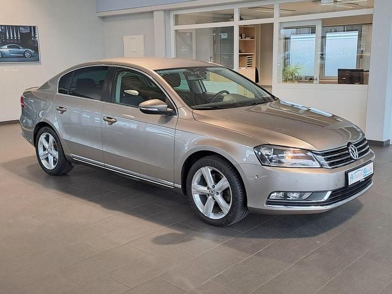 Braun Gebraucht 2013 VW Passat Limousine | 11.950 € (Fairer Preis) - Bild 1/4