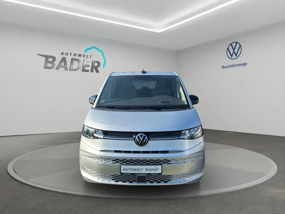 Gebraucht VW Multivan Life 150 PS (110 kW) 2024 Silber Van / Kleinbus