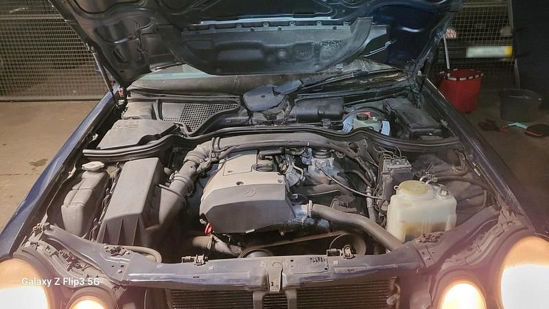 Gebraucht Mercedes E200 Classic 136 PS (100 kW) 1998 Blau Limousine