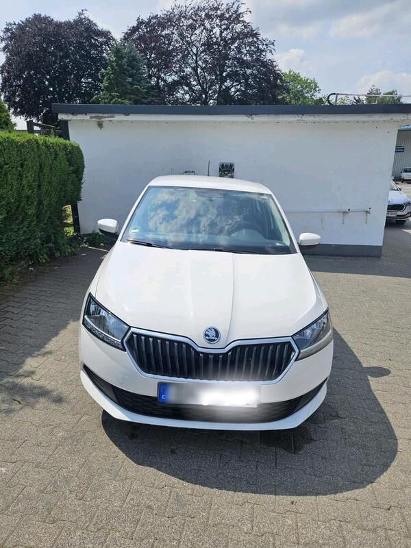 Weiß Gebraucht 2019 Skoda Fabia Cool Plus Limousine | 9.200 € (Superpreis) - Bild 1/4