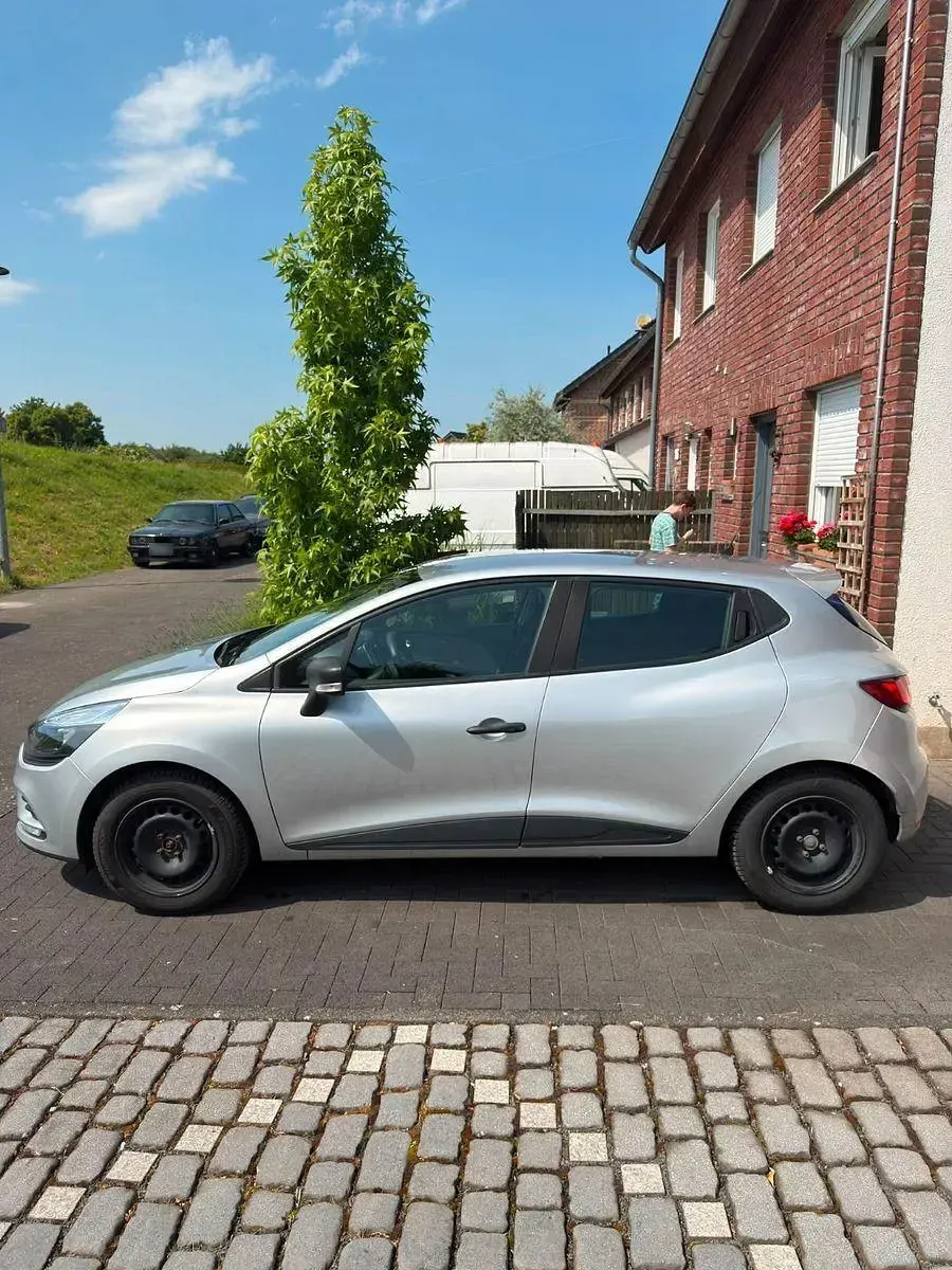 Gebraucht Renault Clio LIMITED 73 PS (53 kW) 2018 Grau Limousine