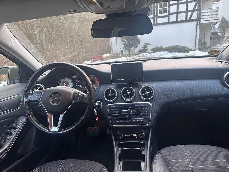 Gebraucht Mercedes A180 109 PS (80 kW) 2013 Braun Limousine