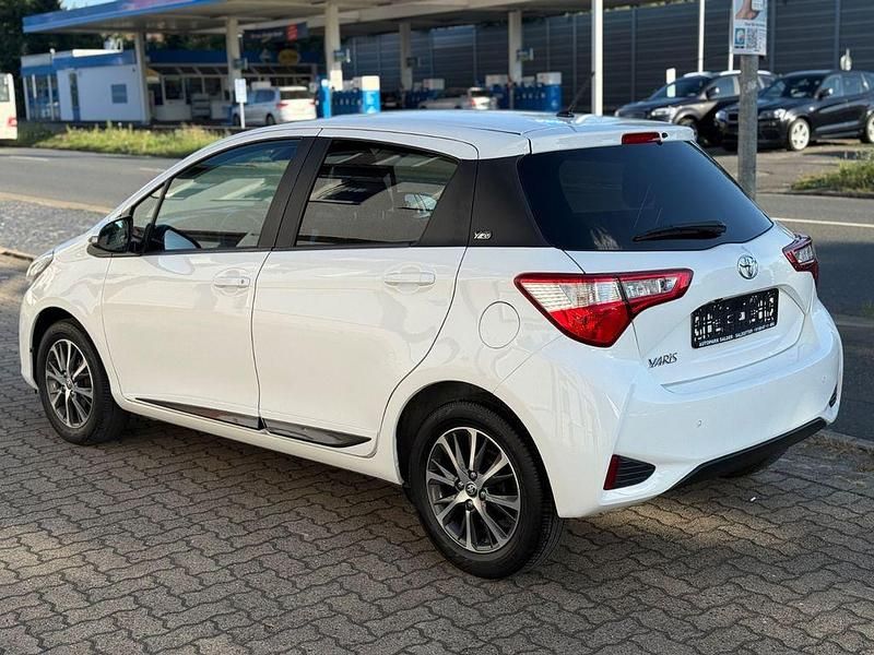 Gebraucht Toyota Yaris Team 111 PS (81 kW) 2020 Weiß Limousine