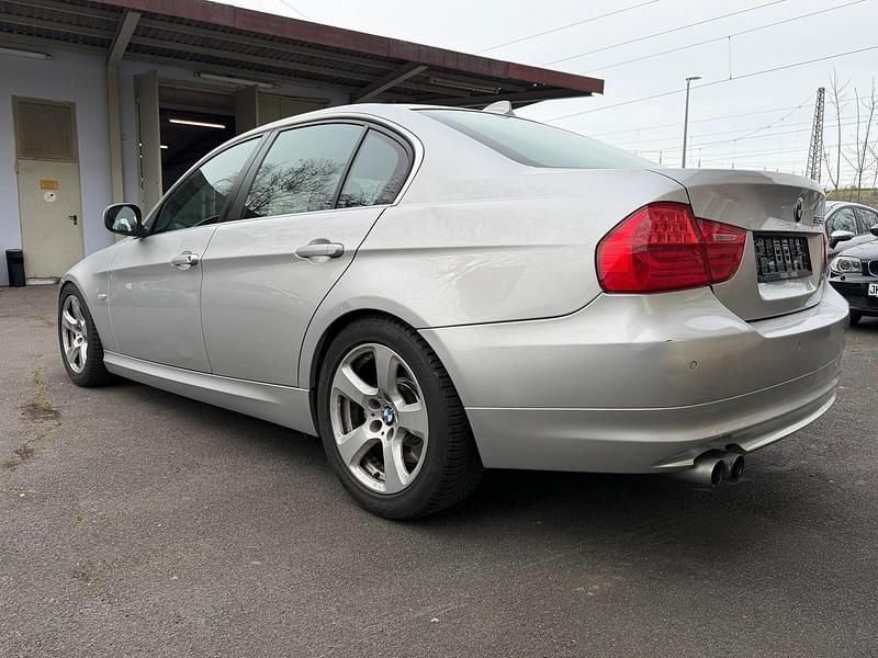 Gebraucht BMW 325 204 PS (150 kW) 2010 Silber Limousine