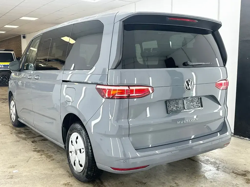 Gebraucht VW Multivan 150 PS (110 kW) 2024 Grau Van / Kleinbus