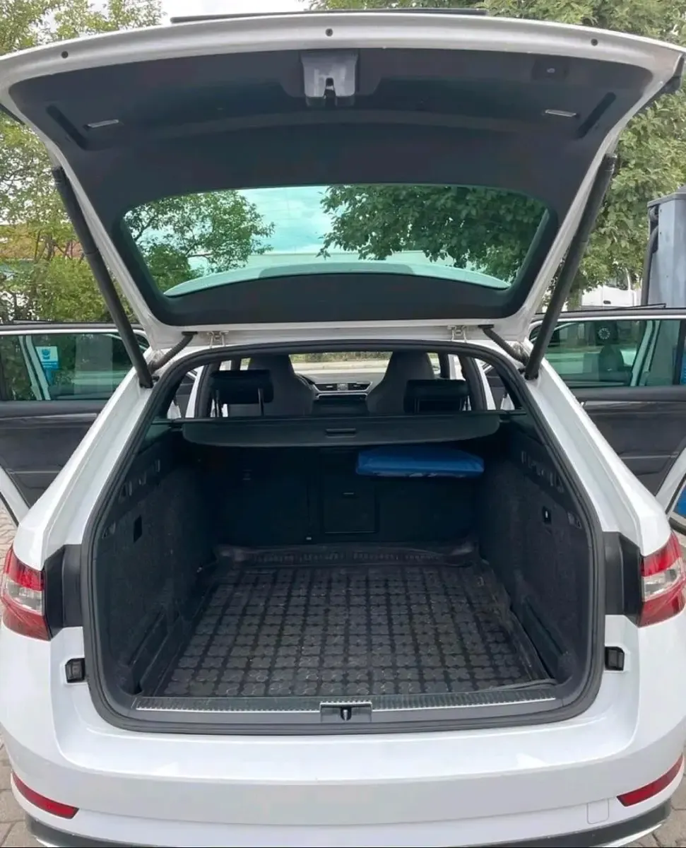 Gebraucht Skoda Superb SportLine 150 PS (110 kW) 2019 Weiß Kombi