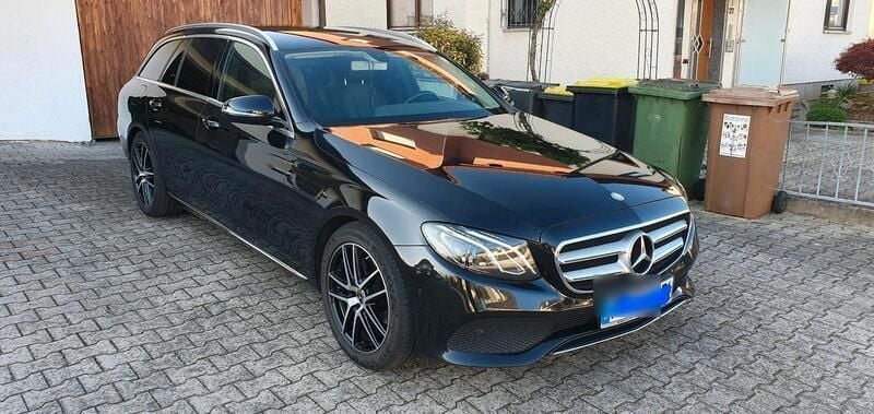 Schwarz Gebraucht 2017 Mercedes E220 Avantgarde Kombi | 18.400 € (Fairer Preis) - Bild 1/4