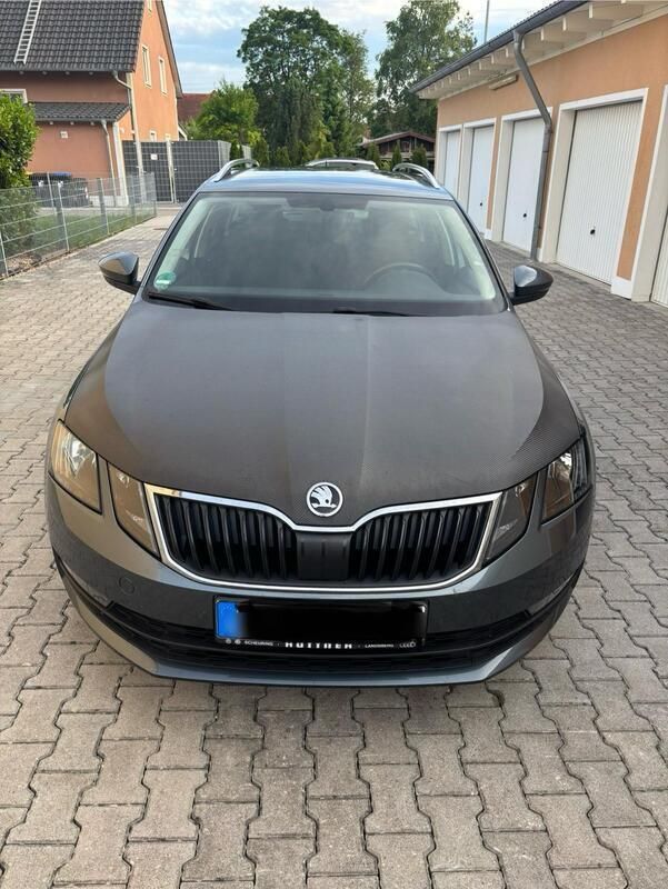 Grau Gebraucht 2017 Skoda Octavia Kombi | 12.300 € (Fairer Preis) - Bild 1/4
