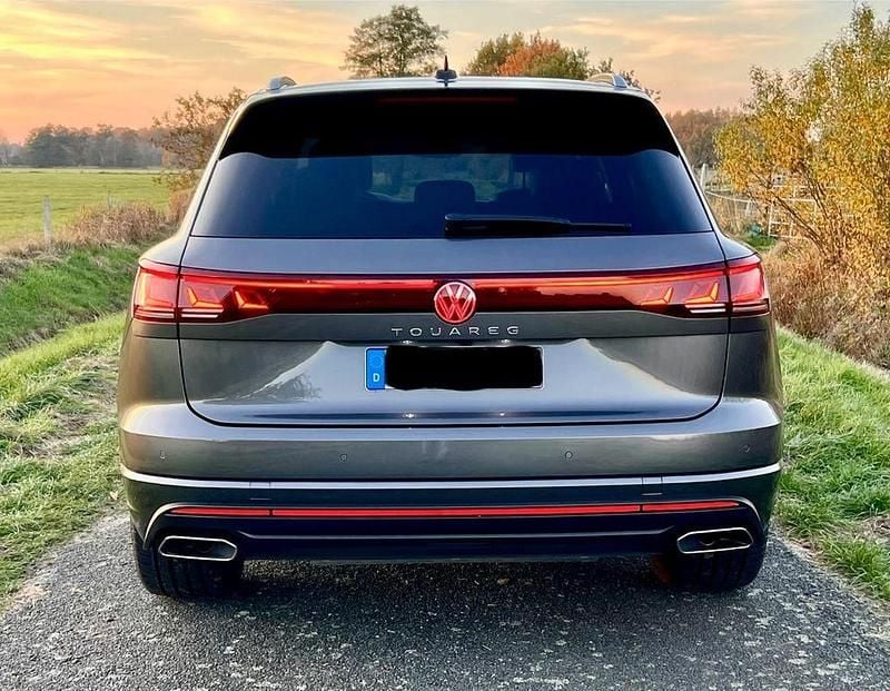 Grau Gebraucht 2024 VW Touareg Elegance SUV | 57.950 € (Superpreis) - Bild 1/4