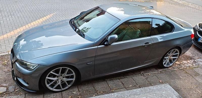 Silber Gebraucht 2009 BMW 335 Performance Coupé | 14.999 € (Superpreis) - Bild 1/4