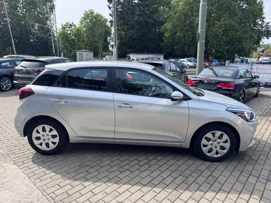 Gebraucht Hyundai i20 Select 75 PS (55 kW) 2019 Silber Kleinwagen