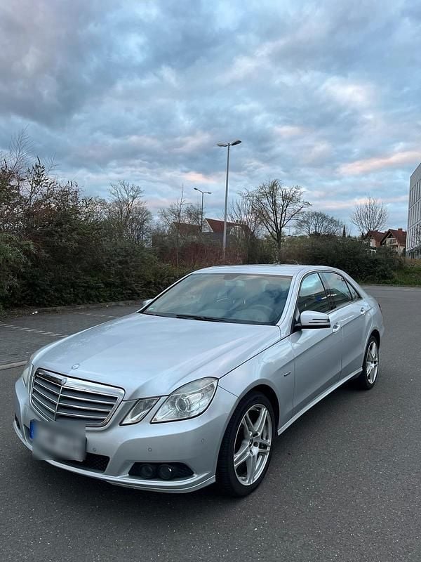 Silber Gebraucht 2009 Mercedes E220 Limousine | 9.000 € (Fairer Preis) - Bild 1/4