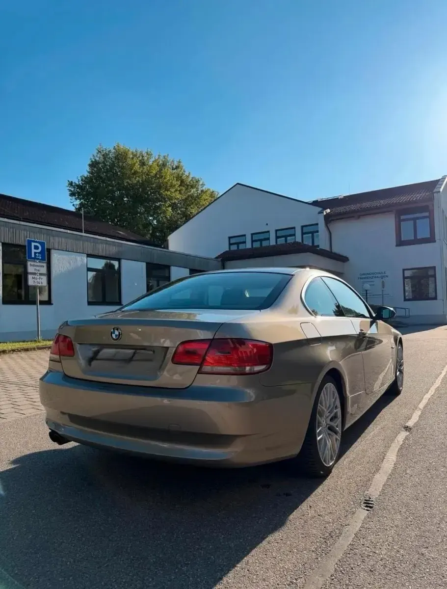 Gebraucht BMW 330 212 PS (155 kW) 2009 Gold Limousine