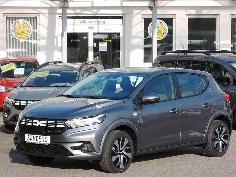 Grau Neu 2025 Dacia Sandero Expression Limousine | 19.420 € - Bild 1/4