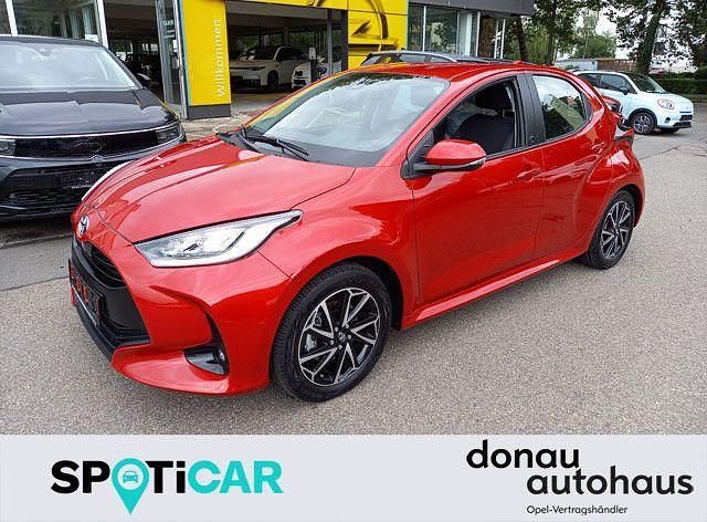 Rot Gebraucht 2023 Toyota Yaris Hybrid Team Limousine | 19.990 € (Fairer Preis) - Bild 1/4