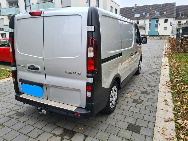 Gebraucht Renault Trafic 140 PS (102 kW) 2016 Silber Van / Kleinbus