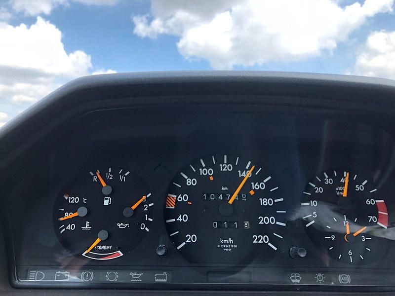 Gebraucht Mercedes E230 132 PS (97 kW) 1989 Rot Limousine