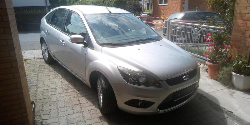 Silber Gebraucht 2010 Ford Focus Titanium Limousine | 3.200 € (Guter Preis) - Bild 1/4