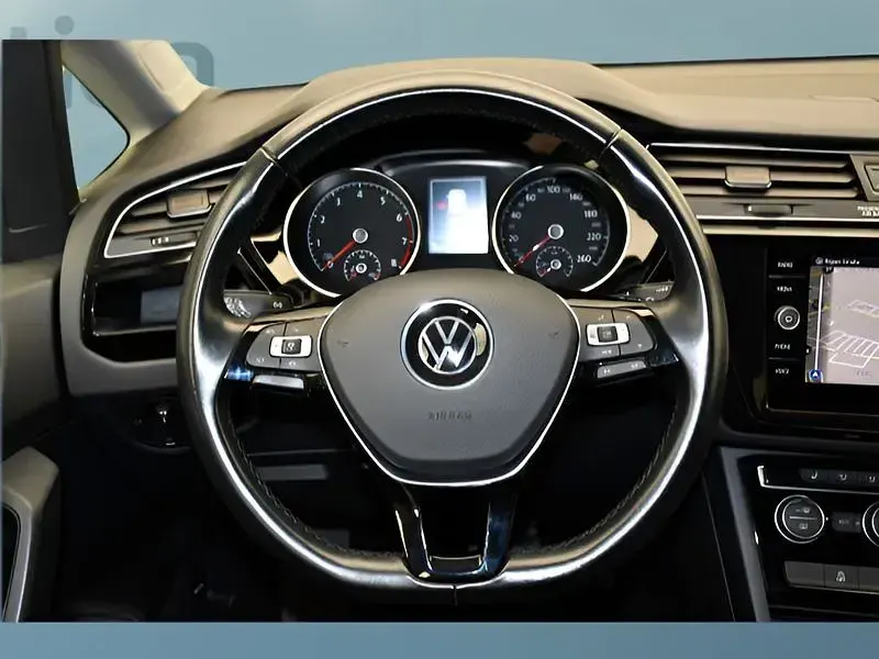 Gebraucht VW Touran 150 PS (110 kW) 2022 Weiß Van / Kleinbus