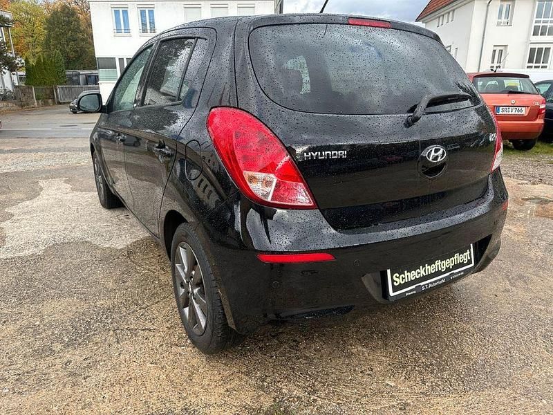 Gebraucht Hyundai i20 Classic 86 PS (63 kW) 2015 Schwarz Limousine