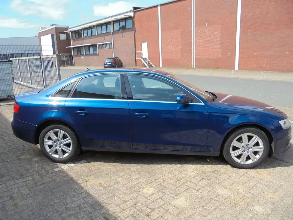 Gebraucht Audi A4 Ambiente 150 PS (110 kW) 2015 Blau Limousine