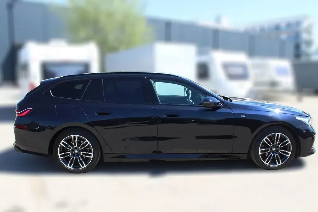 Gebraucht BMW 520 M Sport 208 PS (152 kW) 2025 Schwarz Kombi