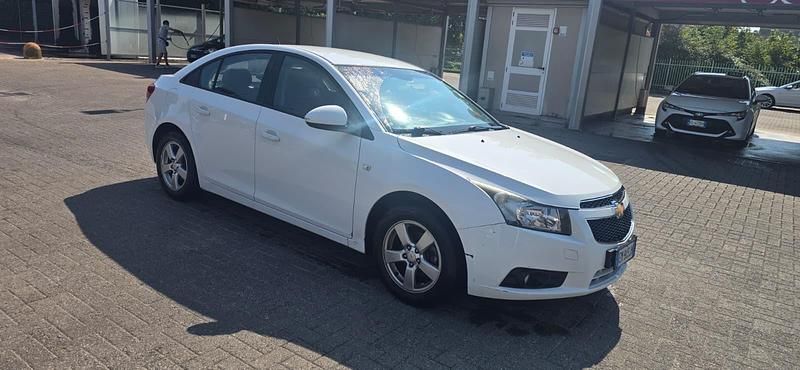 Weiß Gebraucht 2012 Chevrolet Cruze Limousine | 3.500 € (Fairer Preis) - Bild 1/4
