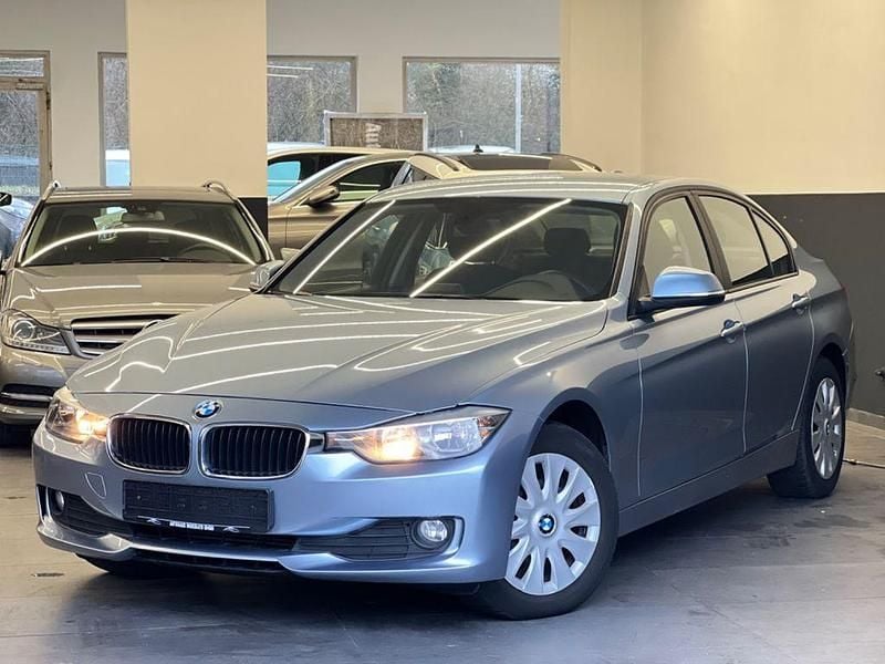 Blau Gebraucht 2012 BMW 318 Limousine | 10.990 € (Fairer Preis) - Bild 1/4