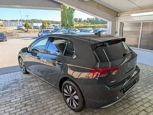 Gebraucht VW Golf VIII Move 110 PS (80 kW) 2024 Grau Limousine
