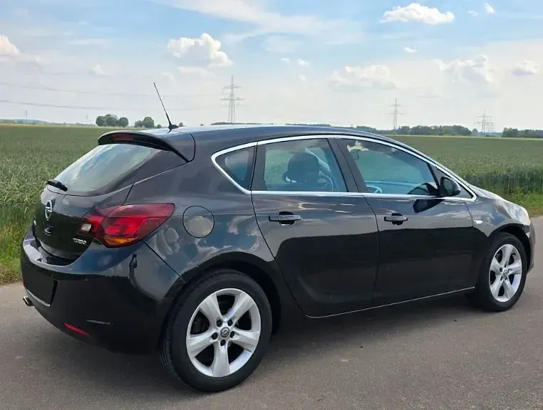 Gebraucht Opel Astra Edition 179 PS (131 kW) 2012 Schwarz Limousine