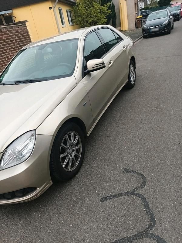 Gebraucht Mercedes E250 204 PS (150 kW) 2009 Gold Limousine