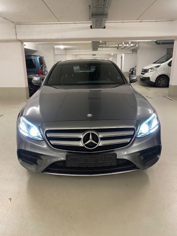 Grau Gebraucht 2018 Mercedes E220 AMG line Limousine | 25.600 € (Guter Preis) - Bild 1/4
