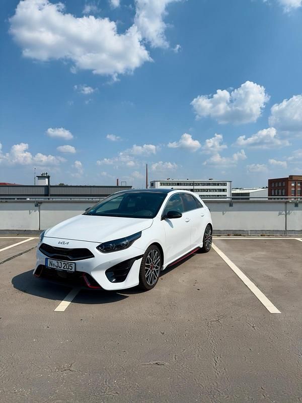 Weiß Gebraucht 2024 Kia Ceed GT 2 Kleinwagen | 29.500 € (Etwas zu teuer) - Bild 1/4