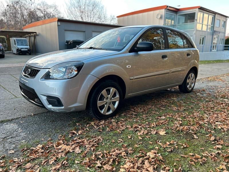 Silber Gebraucht 2009 Kia Rio Limousine | 2.800 € (Fairer Preis) - Bild 1/4