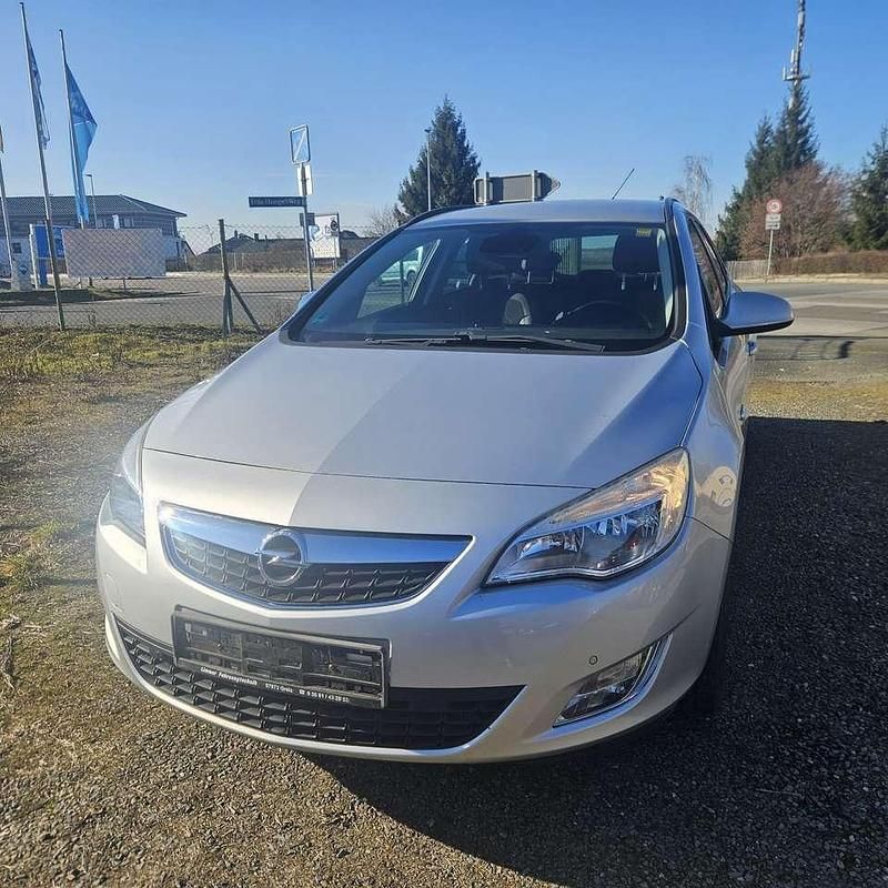 Gebraucht Opel Astra 110 PS (80 kW) 2012 Argon silber/ice silver (m2) Kombi