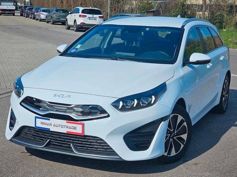 Gebraucht Kia Ceed 141 PS (103 kW) 2022 Weiß Kleinwagen