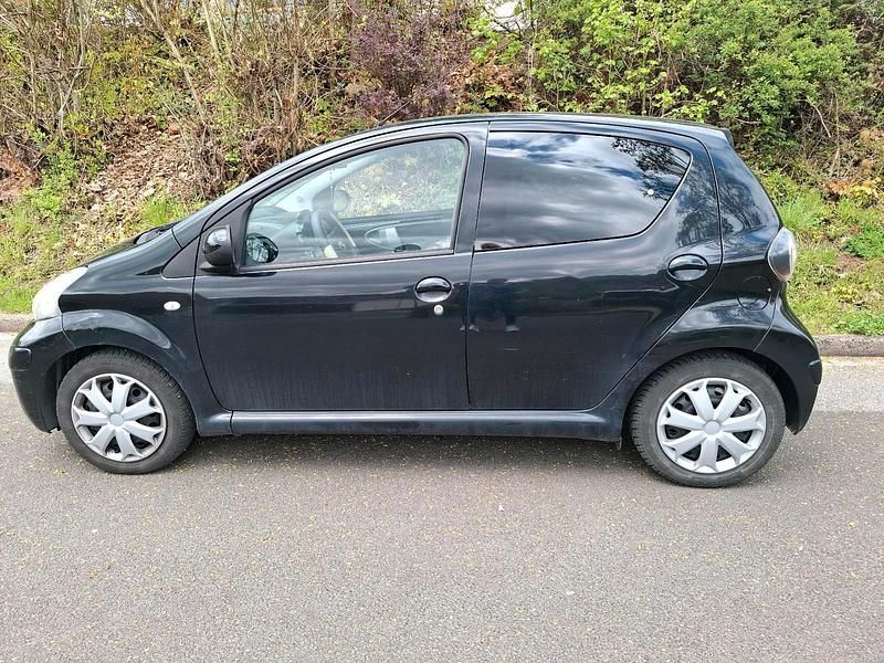 Gebraucht Toyota Aygo Edition 68 PS (50 kW) 2011 Schwarz Kleinwagen