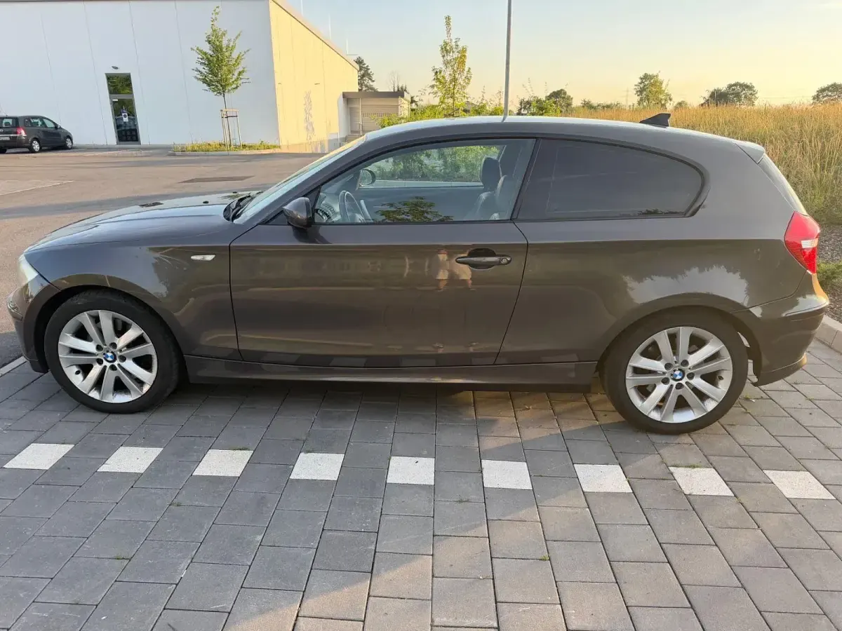 Gebraucht BMW 123 204 PS (150 kW) 2009 Braun Kleinwagen