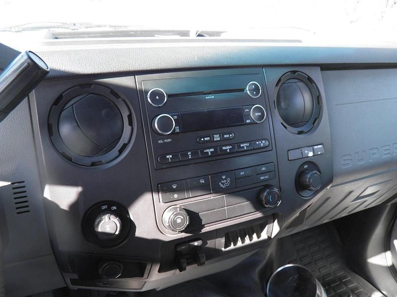 Używany Ford V8 400 KM (294 kW) 2012 Biały SUV